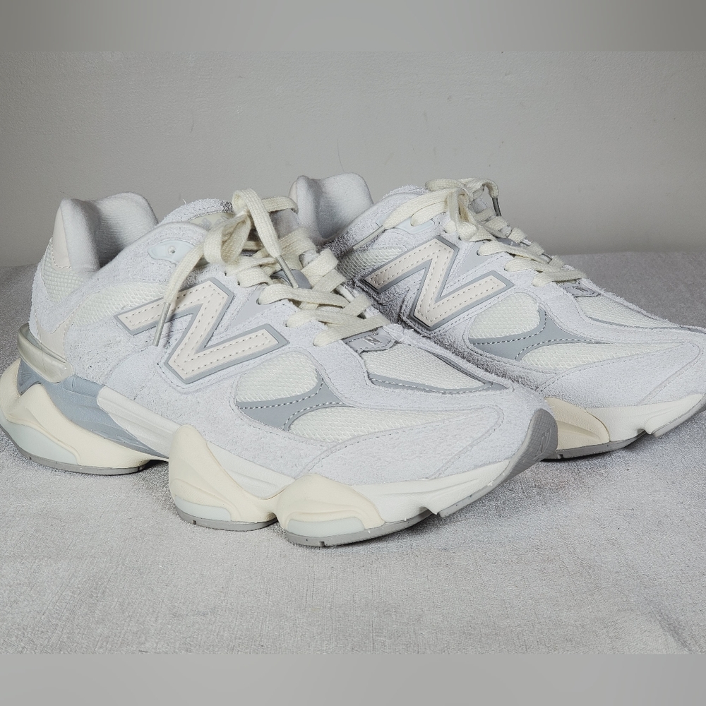 NWOT New Balance 9060 Running Shoes Quartz Grey/Team Cream/Sea Salt Gray Men 9.5